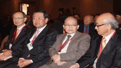 세미나에 참석한 대표들. 왼쪽부터 백낙청 서울대 명예교수, 한국의 박주선 민주당 최고위원, 리종혁 북한 아태평화위 부위원장, 글로비스 소장인 박한식 교수.