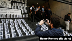 Foto de archivo de un hombre sacando una foto de imágenes del periodista Cándido Ríos, quien fue asesinado en Veracruz, durante una manifestación en el Ministerio del Interior en la capital de México. Ago 24, 2017. 