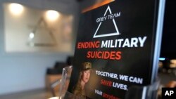 گرے ٹیم کے سابق فوجیوں کے مرکز میں فوجی خودکشیوں کے بارے میں ایک پلے کارڈ آویزاں ہے،