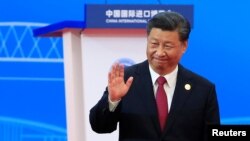 中國國家主席習近平在上海舉行的第二屆中國國際進口博覽會開幕式上講話後向與會者招手。（2019年11月5日） 