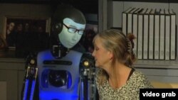 Un robot humanoïde tient compagnie à une femme atteinte de la maladie d'Alzheimer.