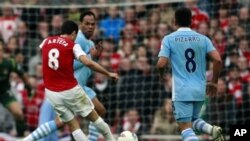 Pemain Arsenal, Mike Arteta (kaus merah) memasukkan satu-satunya gol dan memupuskan harapan Manchester City untuk menjuarai Liga Premier (8/4).