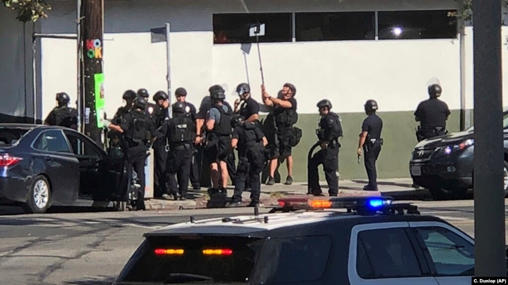 Cảnh sát bên ngoài cửa hàng nơi tay súng cố thủ.