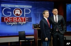 Kandidat presiden dari Partai Republik Senator Rand Paul (kiri) bersama Trevor Noah, pembawa acara komedi satir "The Daily Show" usai rekaman, 13 Januari 2016, di New York.