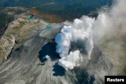 Volcanic smoke rises from Mount Ontake, which straddles Nagano and Gifu prefectures, central Japan, September 29, 2014, in this photo taken and released by Kyodo. More than 500 rescuers in Japan resumed searching on Monday for victims of the volcano that