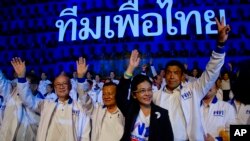 Sudarat Keyuraphan, pemimpin partai Pheu Thai dan kandidat Perdana Menteri (dua dari kanan) bersama para kontestan lainnya melambaikan tangan dalam kampanye jelang pemilu di Bangkok, Thailand, 22 Maret 2019. (Foto: dok).