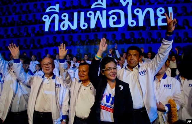 Sudarat Keyuraphan, leader of the Pheu Thai Party and a candidate for prime minister, second right, and contestants wave during a rally ahead of general elections in Bangkok, Thailand, March 22, 2019.