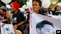 Supporters of the late Philippine dictator Ferdinand Marcos display his images prior to marching towards the Supreme Court for an overnight vigil, Nov. 7, 2016.