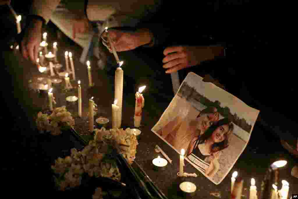 Manifestantes en Teherán depositan velas y flores por las víctimas, fallecidos en el avión que fue derribado por el ejército iraní.