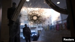 Sebuah lubang terlihat di sebuah pintu sinagong di Yerusalem pasca serangan dua militan di wilayah tersebut (Foto: dok). 