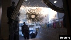 Một lỗ đạn trên cánh cửa của đền thờ Do Thái ở Jerusalem sau vụ tấn công đẫm máu, ngày 19/11/2014.