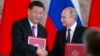 2019年6月5日俄罗斯总统普京和中国国家主席习近平在俄罗斯莫斯科克里姆林宫举行会谈后的签字仪式上交换文件