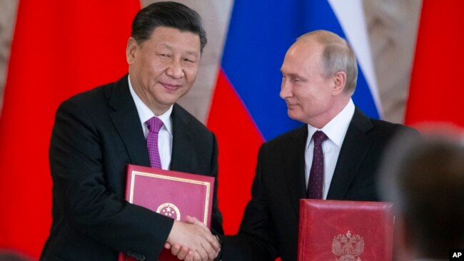 2019年6月5日俄罗斯总统普京和中国国家主席习近平在俄罗斯莫斯科克里姆林宫举行会谈后的签字仪式上交换文件