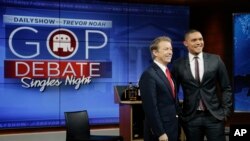 Kandidat presiden dari Partai Republik Senator Rand Paul (kiri) bersama Trevor Noah, pembawa acara komedi satir "The Daily Show" usai rekaman, 13 Januari 2016, di New York. (Foto: AP)