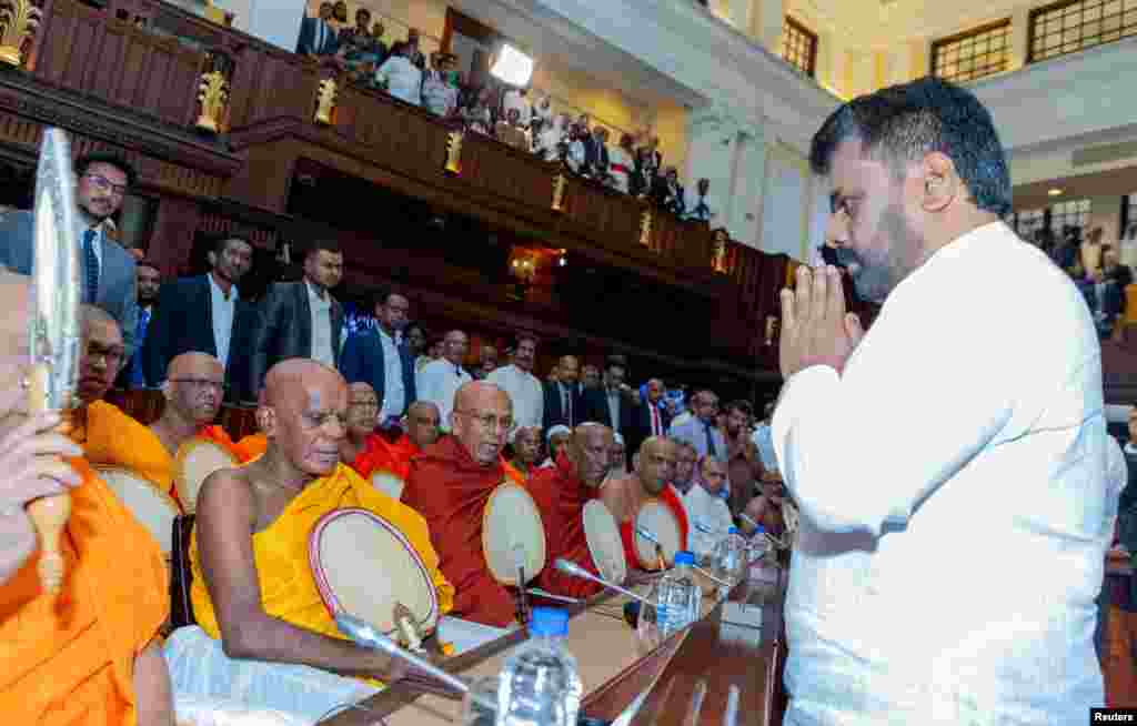 Para biksu Buddha melantunkan lagu-lagu rohani saat memberkati Presiden baru Sri Lanka Anura Kumara Dissanayake setelah ia diambil sumpah jabatannya di Sekretariat Presiden, di Kolombo, Sri Lanka. (Kantor Presiden Sri Lanka via Reuters)