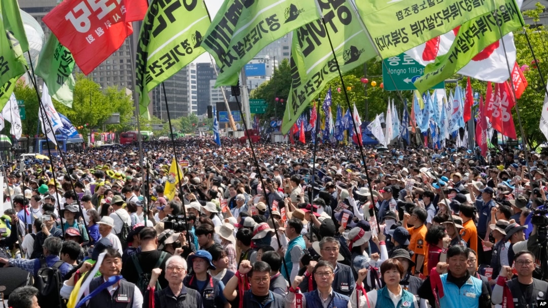 Miembros de la Confederación Coreana de Sindicatos se reúnen para una marcha del Primero de Mayo en Seúl, Corea del Sur, el miércoles 1 de mayo de 2024. 