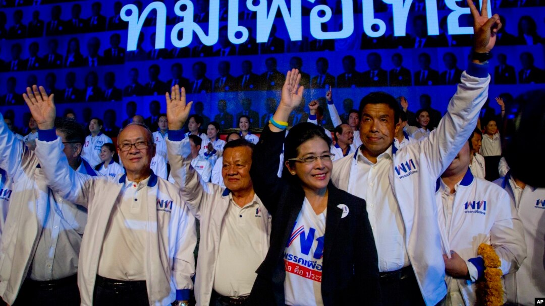 Sudarat Keyuraphan, leader of the Pheu Thai Party and a candidate for prime minister, second right, and contestants wave during a rally ahead of general elections in Bangkok, Thailand, March 22, 2019.