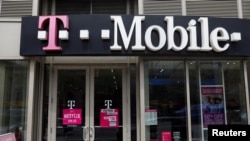 ARHIVA - Logo kompanije T-Mobile na ulazu u poslovne prostorije na Menhetnu, New York, 30. aprila 2018.