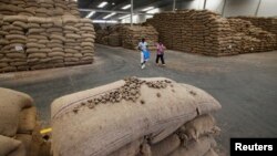 Des noix de cajou sont empilés dans un entrepôt à Bouaké, Côte d'Ivoire, le 23 février 2017. 