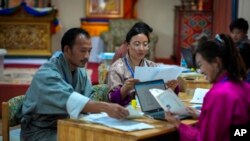 འབྲུལ་ཡུལ་ནང་དཔལ་འབྱོར་གནས་སྟངས་བཟང་དུ་གཏོང་རྒྱུའི་རེ་བ་བཅང་བཞིན་དུ་རྒྱལ་ཡོངས་འོས་བསྡུ་བྱ་རྒྱུ་ཡིན་པ།