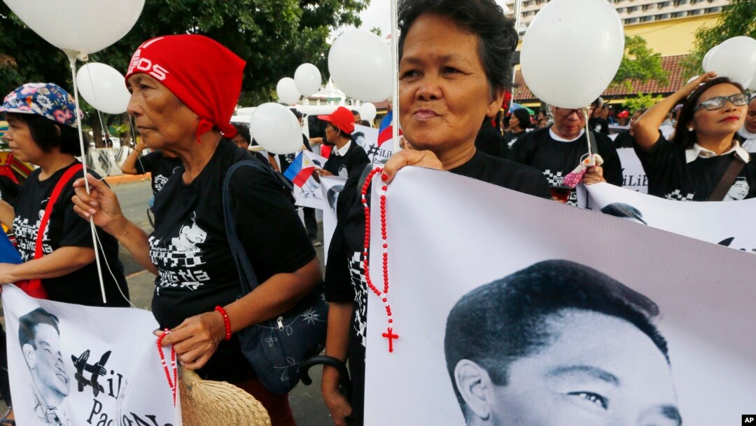 Para pendukung mendiang diktator Filipina, Ferdinand Marcos melakukan doa bersama di depan Mahkamah Agug, Manila, Filipina, 7 November 2016 (AP Photo/Bullit Marquez).