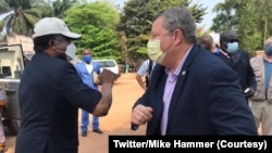 Dr Jean-Jacques Muyembe, mokambi ya IRNB mpe ya bitumba na Ebola, (G) apesani mbote na ntoma ya Amerika Mike Hammer elongona Mbadaka, Equateur, 8 septembre 2020. (Twitter/USA Embassy in Kinshasa)