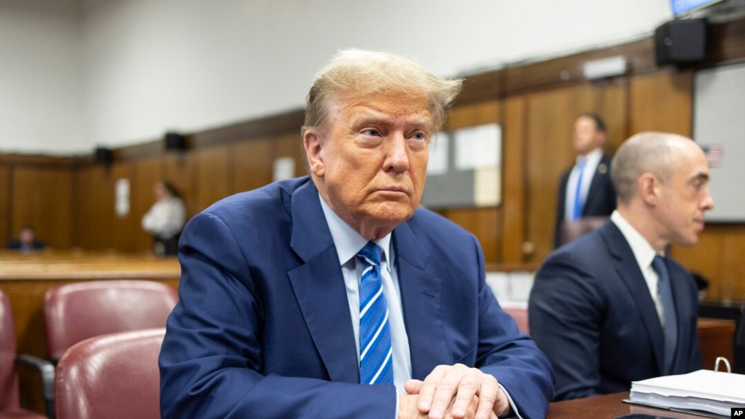 ARCHIVO – El expresidente Donald Trump espera el inicio del proceso en el segundo día de la selección del jurado en el tribunal penal de Manhattan, el 16 de abril de 2024, en Nueva York.
