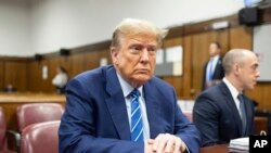 ARCHIVO – El expresidente Donald Trump espera el inicio del proceso en el segundo día de la selección del jurado en el tribunal penal de Manhattan, el 16 de abril de 2024, en Nueva York.