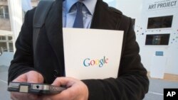 지난 10일 프랑스 파리의 구글문화센터에서 열린 발표회에서 한 남성이 휴대전화 검색을 하고 있다.