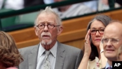 El actor John Hurt y su esposa Anwen Rees-Myers, disfrutan del campeonato de tenis de Wimbledon en Londres. Foto tomada el sábado 9 de julio de 2016.