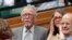 El actor John Hurt y su esposa Anwen Rees-Myers, disfrutan del campeonato de tenis de Wimbledon en Londres. Foto tomada el sábado 9 de julio de 2016.