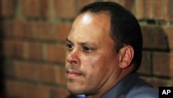 Trưởng toán điều tra vụ án Pistorius Hilton Botha cũng đang phải đối mặt với 7 cáo trạng mưu sát.