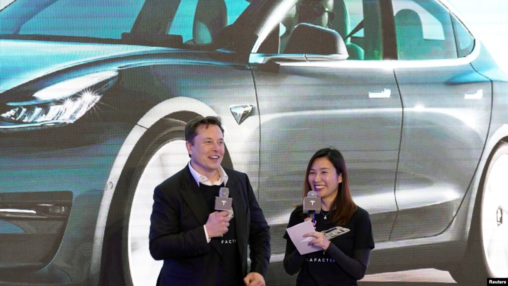 特斯拉执行总裁马斯克和特斯拉中国区高管陶琳在上海举行的国产特斯拉Model 3型汽车交付仪式上。（2021年1月7日）(photo:VOA)
