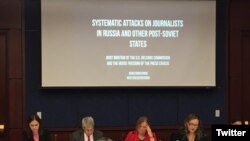 Direktur Voice of America Amanda Bennett (tengah) dalam sebuah diskusi panel mengenai kebebasan pers di Rusia dan negara-negara setelah Soviet di Washington, 4 Oktober 2017. (Sumber: Komite untuk Perlindungan Wartawan - @pressfreedom)