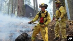 Petugas hampir memadamkan seluruh kebakaran hutan di kawasan taman nasional Yosemite di California (foto: dok). 
