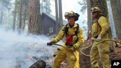 Para petugas pemadam kebakaran di California kini berhasil memadamkan 75 persen kebakaran di sekitar taman nasional Yosemite (foto: dok). 