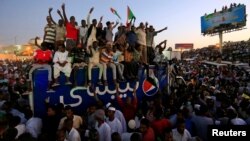 蘇丹民眾4月22日示威並喊口號。