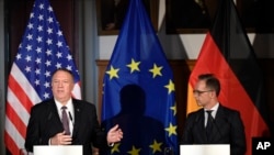 El ministro de Relaciones Exteriores alemán, Heiko Maas, (derecha) y el secretario de Estado de EE.UU., Mike Pompeo, hablan con la prensa en Leipzig, Alemania, el jueves, 7 de noviembre de 2019. 