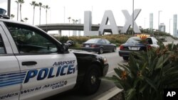 Suasana di sekitar bandara internasional Los Angeles (Foto: dok). Yongda Huang Harris, pemuda 28 tahun, ditangkap di bandara ini, Jum'at (5/10) karena mengenakan rompi anti peluru dan celana tahan api serta membawa berbagai senjata dalam kopernya. 