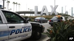 Polisi memantau pintu masuk bandar udara Los Angeles, AS. 