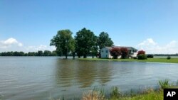 Las autoridades dicen que el agua del abultado río Mississippi ha inundado miles de acres de tierras de cultivo en el oeste de Tennessee.