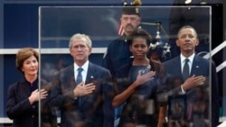 پرزيدنت اوباما و ميشل اوباما، بانوی اول آمريکا، همراه با خانم و آقای بوش در دهمین سالگرد یادبود قربانیان حمله های تروریستی ۱۱ سپتامبر. ۱۱ سپتامبر ۲۰۱۱