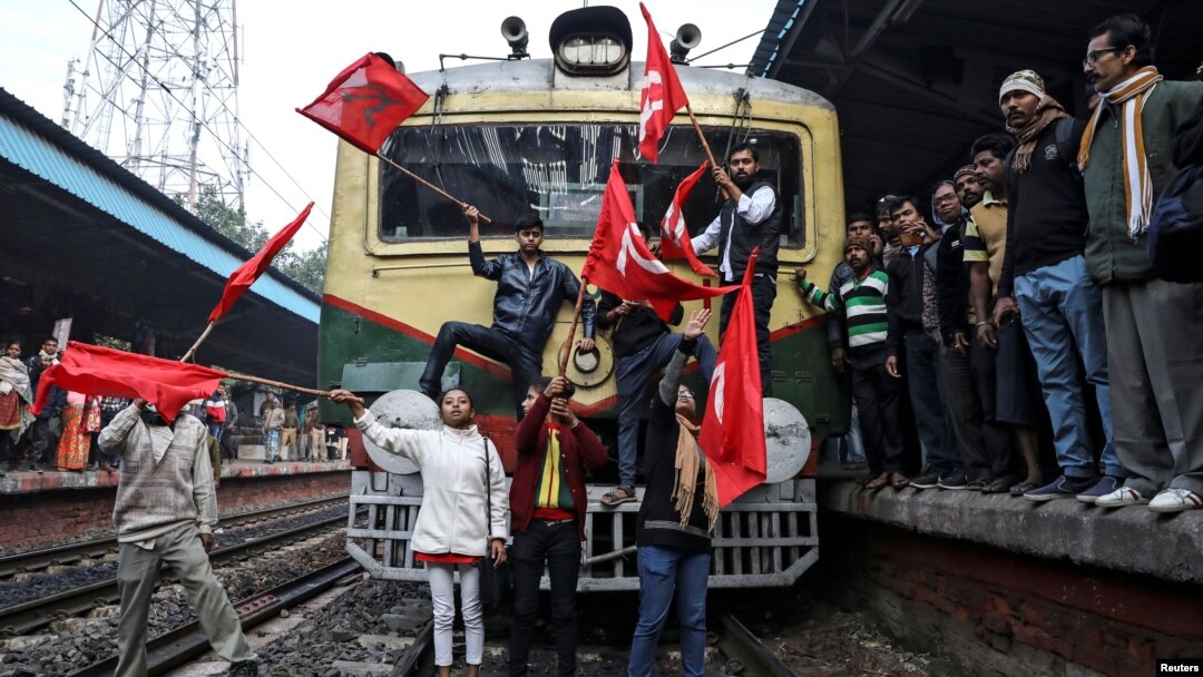 Para pekerja menggelar protes jalanan dan memblokir jalur-jalur kereta di negara-negara bagian Assam, Benggala Barat dan Kerala. 