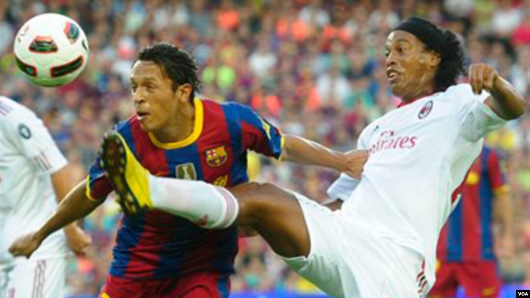 Pemain Barcelona Adriano Correia berebut bola dengan pemain AC Milan Ronaldinho dalam pertandingan persahabatan di Barcelona, 25 Agustus 2010. Meningkatnya ancaman akan pengaturan hasil pertandingan dikawatirkan oleh UEFA merusak integritas sepakbola di E