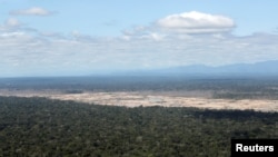 ARCHIVO - Una vista aérea muestra la deforestación causada por la minería ilegal de oro en Madre de Dios, Perú, el 17 de mayo de 2019. 