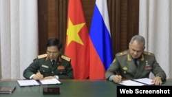 Đại tướng Phan Văn Giang và Đại tướng Sergei Shoigu ký các văn kiện hợp tác, ngày 1/12/2021. (Photo: TTXVN via MOD.gov.vn)