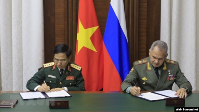 Đại tướng Phan Văn Giang và Đại tướng Sergei Shoigu ký các văn kiện hợp tác, ngày 1/12/2021. (Photo: TTXVN via MOD.gov.vn)