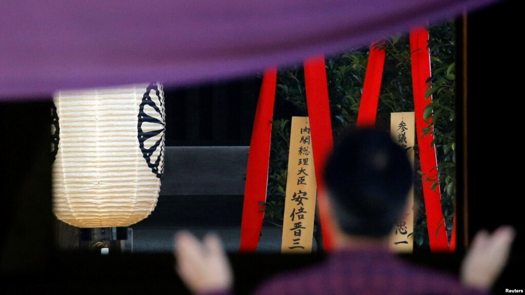 日本首相安倍晋三以“内阁总理大臣”的名义向靖国神社奉献名为“真榊”的祭品(2018年4月21日)