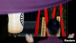 日本首相安倍晉三以“內閣總理大臣”的名義向靖國神社奉獻名為“真榊”的祭品(2018年4月21日)