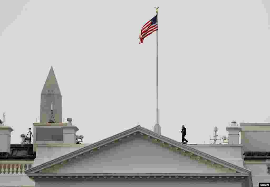 The U.S. flag flies at full staff over the White House in Washington less than 48 hours after Senator John McCain&#39;s death.